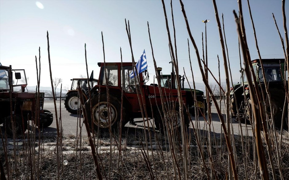Ενισχύονται τα αγροτικά μπλόκα στη βόρεια Ελλάδα. Λίγο πριν το τελωνείο των Ευζώνων συγκεντρώθηκαν αγρότες του Δήμου Παιονίας&nbsp;με τα τρακτέρ τους, αποφασίζοντας να τηρήσουν στάση αναμονής, μέχρι να φτάσουν στο σημείο και οι συνάδελφοί τους από Γιαννιτσά, Αίγιο, Αλεξάνδρεια και Κιλκίς. Στο σημείο, κοντά στα σύνορα Ελλάδας – ΠΓΔΜ, έχουν παραταχθεί περίπου 80 τρακτέρ. Σε τρία σημεία έχουν σταματήσει οι αστυνομικές δυνάμεις αγρότες και κτηνοτρόφους του Νομού Σερρών, οι οποίοι με τα τρακτέρ τους προσπαθούν να φτάσουν στο τελωνείο Προμαχώνα στα ελληνοβουλγαρικά σύνορα, σύμφωνα με το ΑΜΠΕ. Κλειστή παραμένει από τις 12 το μεσημέρι η εθνική οδός Θεσσαλονίκης - Σερρών, έξω από το Λευκώνα, αφού στη διασταύρωση Σιδηροκάστρου βρίσκονται για τέταρτη ημέρα αγρότες και κτηνοτρόφοι της περιοχής.