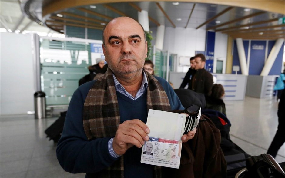 ΗΠΑ - Τραμπ - αεροδρόμιο - περιορισμοί εισόδου στις ΗΠΑ - διάταγμα. Ο Φουάντ Σαρέφ Σούλμαν δείχνει την αμερικανική βίζα του στους δημοσιογράφους στο διεθνές αεροδρόμιο Ερμπίλ του Ιράκ, μετά την επιστροφή του στο Ιράκ από την Αίγυπτο, όπου δεν του επετράπει η επιβίβαση σε πτήση για τις ΗΠΑ.