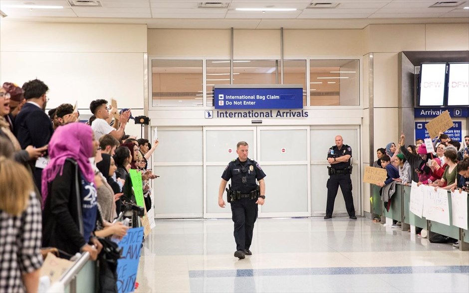 ΗΠΑ - Τραμπ - αεροδρόμιο - περιορισμοί εισόδου στις ΗΠΑ - διάταγμα - διαδηλώσεις. Στιγμιότυπο από το διεθνές αεροδρόμιο του Ντάλας/Φορτ Γουόρθ, στο Τέξας.