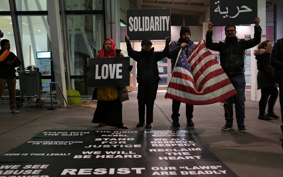 ΗΠΑ - Τραμπ - αεροδρόμιο - περιορισμοί εισόδου στις ΗΠΑ - διάταγμα - διαδηλώσεις. Διαδηλωτές στο διεθνές αεροδρόμιο Τζον Φ. Κένεντι στη Νέα Υόρκη.