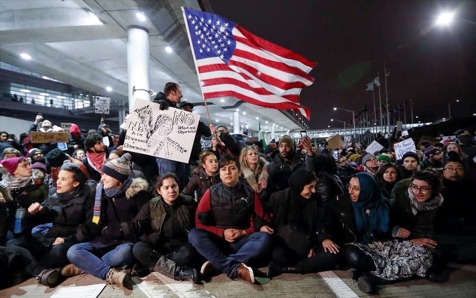 ΗΠΑ - Τραμπ - αεροδρόμιο - περιορισμοί εισόδου στις ΗΠΑ - διάταγμα - διαδηλώσεις. Κόσμος διαδηλώνει στο διεθνές αεροδρόμιο Ο΄Χερ στο Σικάγο.