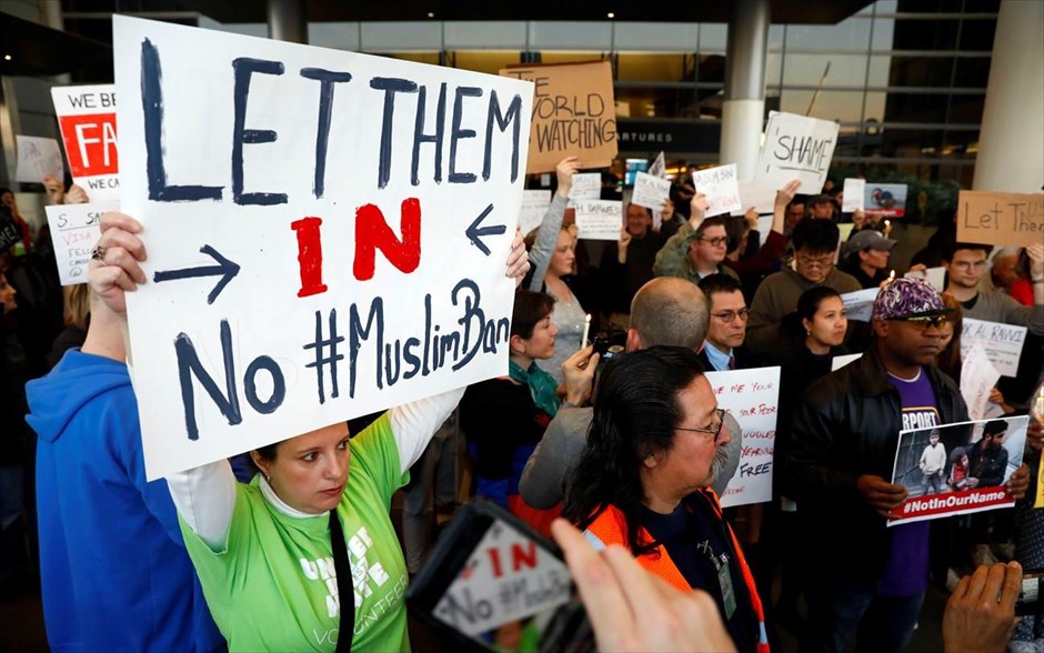 ΗΠΑ - Τραμπ - αεροδρόμιο - περιορισμοί εισόδου στις ΗΠΑ - διάταγμα - διαδηλώσεις. Διαδηλωτές στο διεθνές αεροδρόμιο του Λος Άντζελες.