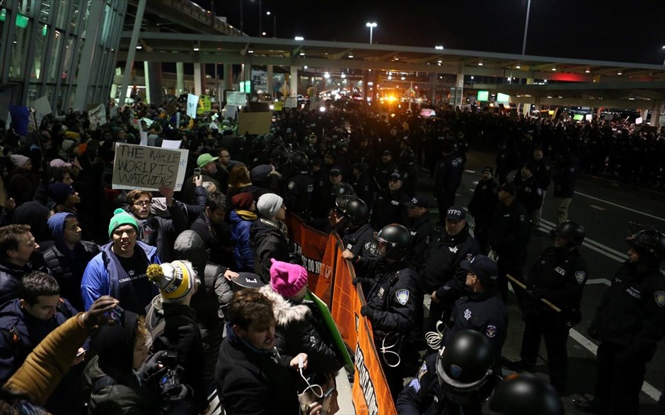 ΗΠΑ - Τραμπ - αεροδρόμιο - περιορισμοί εισόδου στις ΗΠΑ - διάταγμα - διαδηλώσεις. Διαδηλωτές στον τερματικό σταθμό 4 του διεθνούς αεροδρομίου Τζον Φ. Κένεντι στη Νέα Υόρκη.