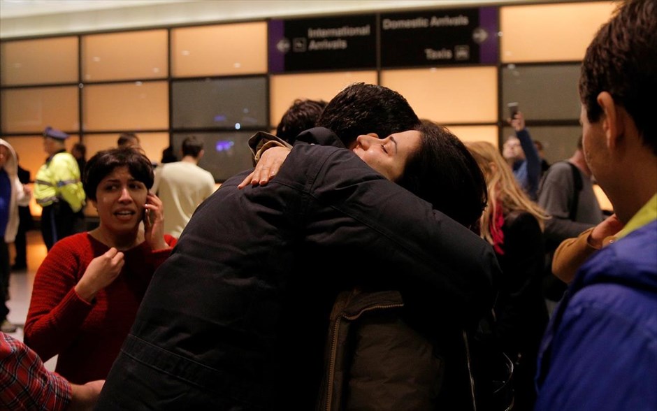 ΗΠΑ - Τραμπ - αεροδρόμιο - περιορισμοί εισόδου στις ΗΠΑ - διάταγμα. Ο Μαζντάκ Τουτκαμπόνι (αριστερά) επανενώνεται με τους φίλους και την οικογένειά του, μετά από την κράτηση και ανάκρισή του από τις αρχές στο αεροδρόμιο Λόγκαν, στη Βοστώνη. Ο Τουτκαμπόνι, Ιρανός και κάτοχος πράσινης κάρτας, είναι καθηγητής στο Πανεπιστήμιο της Μασαχουσέτης.