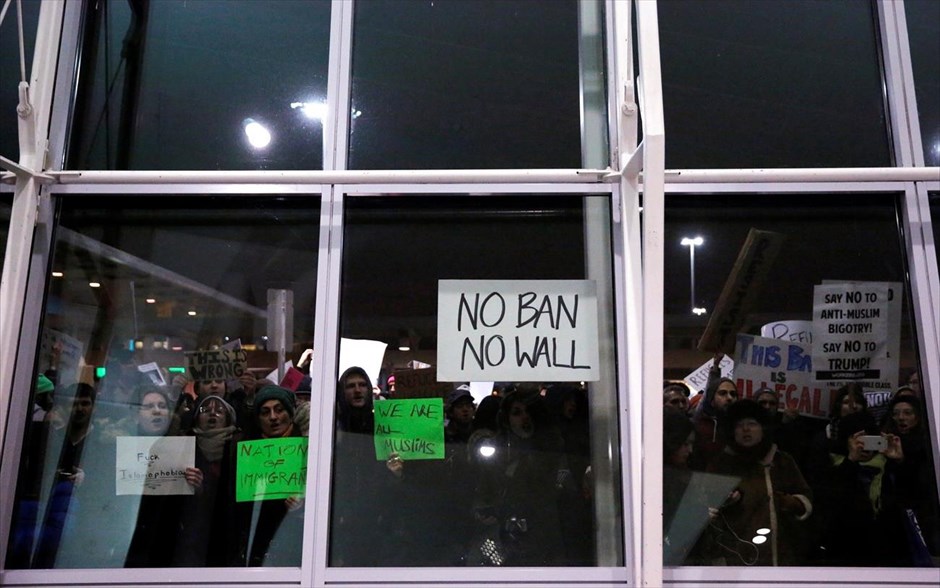ΗΠΑ - Τραμπ - αεροδρόμιο - περιορισμοί εισόδου στις ΗΠΑ - διάταγμα - διαδηλώσεις. Διαδηλωτές στον τερματικό σταθμό 4 του διεθνούς αεροδρομίου Τζον Φ. Κένεντι στη Νέα Υόρκη.