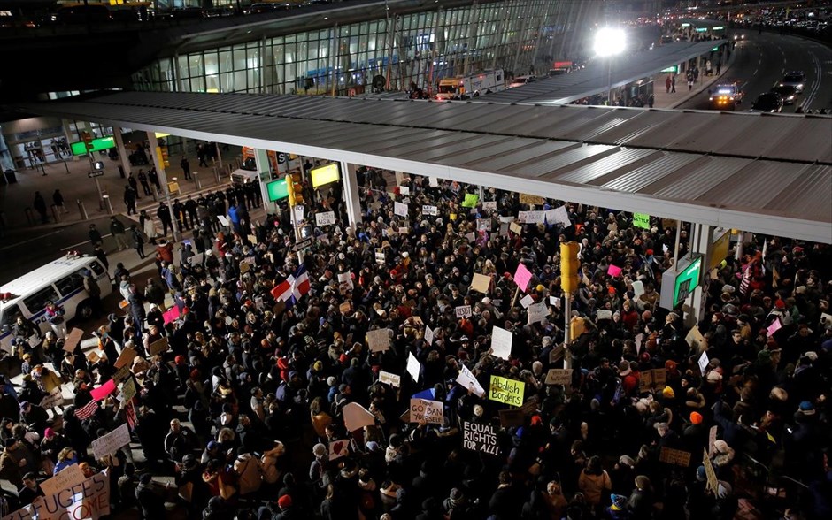 ΗΠΑ - Τραμπ - αεροδρόμιο - περιορισμοί εισόδου στις ΗΠΑ - διάταγμα - διαδηλώσεις. Διαδηλωτές έξω από τον τερματικό σταθμό 4 του διεθνούς αεροδρομίου Τζον Φ. Κένεντι στη Νέα Υόρκη.