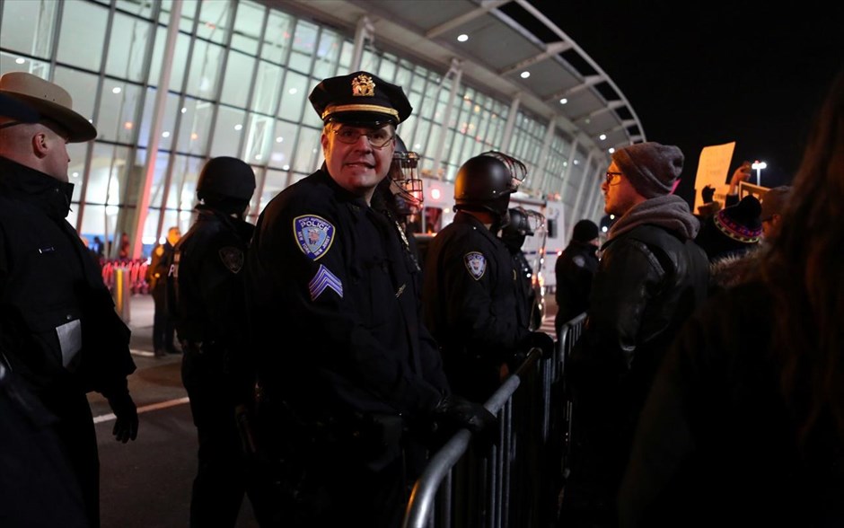 ΗΠΑ - Τραμπ - αεροδρόμιο - περιορισμοί εισόδου στις ΗΠΑ - διάταγμα. Διαδηλωτές συγκεντρώνονται έξω από τον τερματικό σταθμό 4 του διεθνούς αεροδρομίου Τζον Φ. Κένεντι στη Νέα Υόρκη.