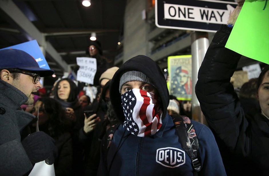 ΗΠΑ - Τραμπ - αεροδρόμιο - περιορισμοί εισόδου στις ΗΠΑ - διάταγμα - διαδηλώσεις. Διαδηλωτές συγκεντρώνονται έξω από τον τερματικό σταθμό 4 του διεθνούς αεροδρομίου Τζον Φ. Κένεντι στη Νέα Υόρκη.