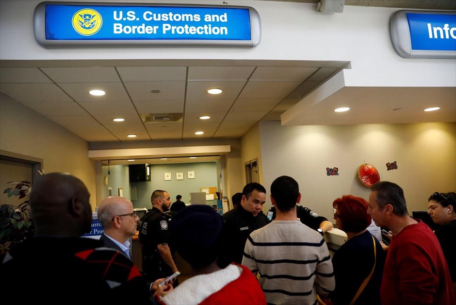 ΗΠΑ - Τραμπ - αεροδρόμιο - περιορισμοί εισόδου στις ΗΠΑ - διάταγμα. Στιγμιότυπο από το διεθνές αεροδρόμιο του Λος Άντζελες, μετά το διάταγμα Τραμπ για περιορισμούς στην είσοδο στη χώρα πολιτών από επτά μουσουλμανικές χώρες.