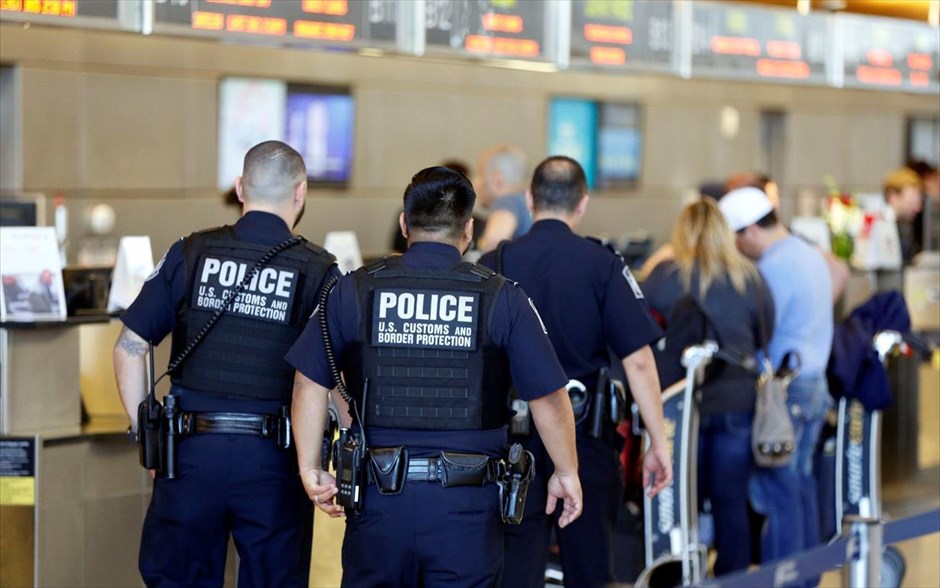 ΗΠΑ - Τραμπ - αεροδρόμιο - περιορισμοί εισόδου στις ΗΠΑ - διάταγμα. Στιγμιότυπο από το διεθνές αεροδρόμιο του Λος Άντζελες, μετά το διάταγμα Τραμπ για περιορισμούς στην είσοδο στη χώρα πολιτών από επτά μουσουλμανικές χώρες.