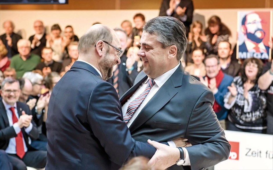 Με χαμόγελα και η... Μέρκελ περιμένει. Με πλατύ χαμόγελο και εναγκαλισμούς με τον αρχηγό του κόμματος Ζίγκμαρ Γκάμπριελ αντέδρασε ο Μάρτιν Σουλτς στο άκουσμα της απόφασης των Γερμανών Σοσιαλδημοκρατών (SPD), που τον έχρισαν χθες και επισήμως υποψήφιο καγκελάριο στις γερμανικές βουλευτικές εκλογές του Σεπτεμβρίου. Τα δύσκολα αρχίζουν, όμως, τώρα για τον πρώην πρόεδρο του Ευρωπαϊκού Κοινοβουλίου, ο οποίος καλείται να ανατρέψει το ευρύ δημοσκοπικό προβάδισμα της καγκελαρίου Άγκελα Μέρκελ, η οποία ετοιμάζεται για μια τέταρτη θητεία με τους Χριστιανοδημοκράτες. Στο πλευρό του θα έχει όμως τουλάχιστον τον κ. Γκάμπριελ, ο οποίος -αν και ηγέτης του SPD- παραμέρισε για χάρη του, αναγνωρίζοντας ότι ο ίδιος θα είχε ελάχιστες ελπίδες να κερδίσει την κυρία Μέρκελ.