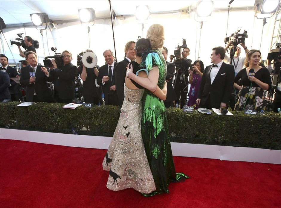 SAG Awards. H Θάντι Νιούτον με τη Νικόλ Κίντμαν.
Actress Thandie Newton (L) greets Nicole Kidman as they arrive at the 23rd Screen Actors Guild Awards in Los Angeles, California, U.S., January 29, 2017. REUTERS/Lucy Nicholson