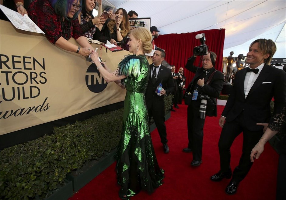 SAG Awards. H ηθοποιός Νικόλ Κίντμαν υπογράφει αυτόγραφα σε θαυμαστές της, ξαθώς διασχίζει το κόκκινο χαλί, στην 23η απονομή των βραβείων Screen Actors Guild Awards στο Λος Άντζελες.