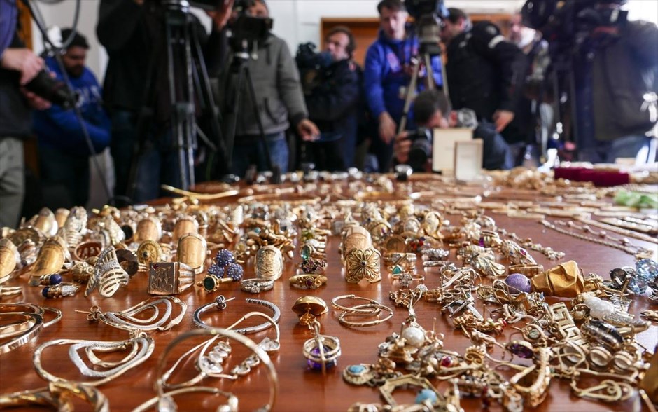 Φωτογραφίες και βίντεο των κλοπιμαίων της «μαφίας των Ρομά». 