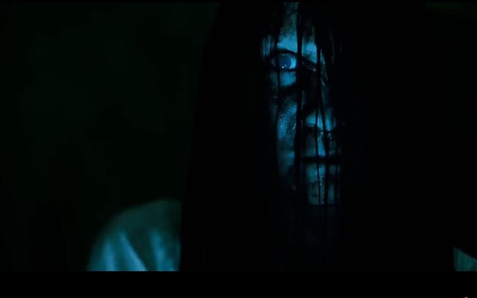 «Rings: Σήμα κινδύνου 3». Η δημοφιλής σειρά ταινιών τρόμου που βασίζεται στα βιβλία του Ιάπωνα συγγραφέα Κότζι Σουζούκι, «Rings: Σήμα κινδύνου 3», επιστρέφει με το τρίτο της κεφάλαιο για να αποκαλύψει, επιτέλους, την ιστορία της Σαμάρα, του ανατριχιαστικού κοριτσιού που είναι παγιδευμένο σε μια βιντεοκασέτα και σκορπίζει τον θάνατο.