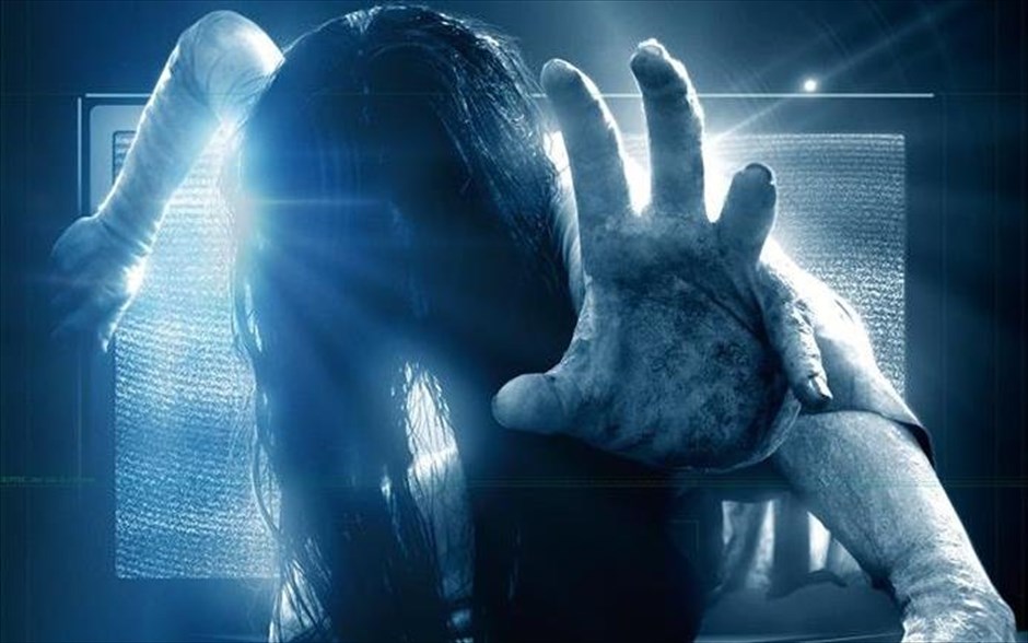 «Rings: Σήμα κινδύνου 3». Η δημοφιλής σειρά ταινιών τρόμου που βασίζεται στα βιβλία του Ιάπωνα συγγραφέα Κότζι Σουζούκι, «Rings: Σήμα κινδύνου 3», επιστρέφει με το τρίτο της κεφάλαιο για να αποκαλύψει, επιτέλους, την ιστορία της Σαμάρα, του ανατριχιαστικού κοριτσιού που είναι παγιδευμένο σε μια βιντεοκασέτα και σκορπίζει τον θάνατο.