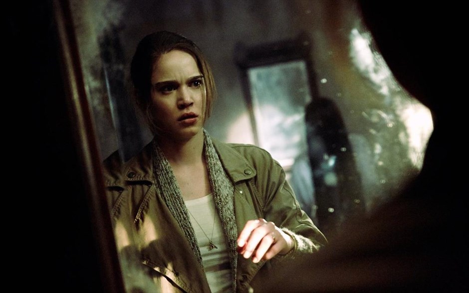 «Rings: Σήμα κινδύνου 3». Η δημοφιλής σειρά ταινιών τρόμου που βασίζεται στα βιβλία του Ιάπωνα συγγραφέα Κότζι Σουζούκι, «Rings: Σήμα κινδύνου 3», επιστρέφει με το τρίτο της κεφάλαιο για να αποκαλύψει, επιτέλους, την ιστορία της Σαμάρα, του ανατριχιαστικού κοριτσιού που είναι παγιδευμένο σε μια βιντεοκασέτα και σκορπίζει τον θάνατο.