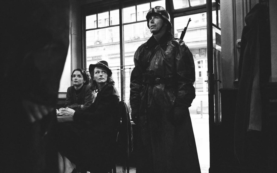 «Επιχείρηση Ανθρωποειδές». Το βιογραφικό ιστορικό θρίλερ του Σον Έλις, «Επιχείρηση Ανθρωποειδές», βασίζεται στην αληθινή ιστορία της Επιχείρησης «Ανθρωποειδών» κατά τη διάρκεια του Β΄ Παγκοσμίου Πολέμου, όπου δύο Τσεχοσλοβάκοι στρατιώτες αναλαμβάνουν τη δολοφονία του αρχηγού των SS, Ράινχαρντ Χάιντριχ.