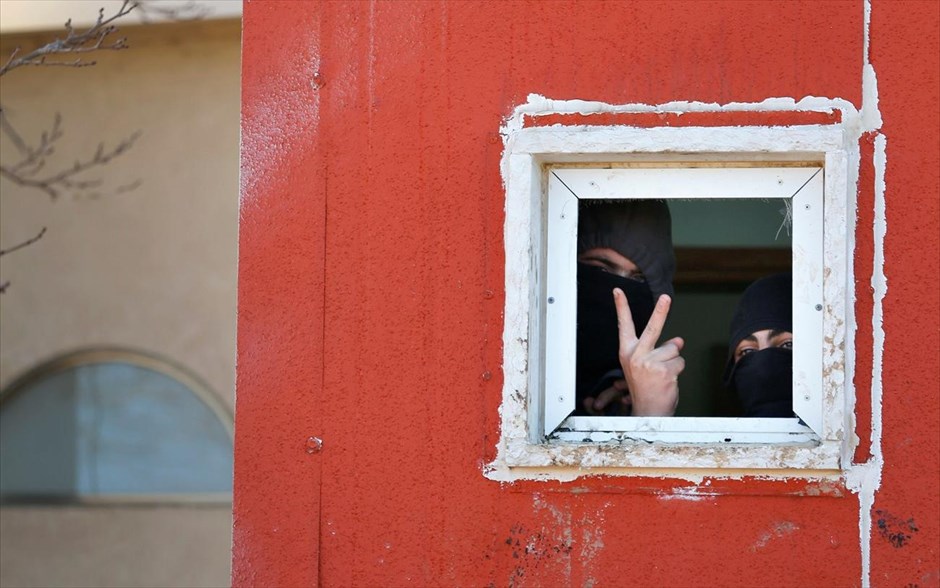 Επιχείρηση εκκένωσης του εβραϊκού οικισμού Αμόνα στη Δυτική Όχθη. Δύο ακτιβιστές διακρίνονται μέσα από ένα παράθυρο ενός σπιτιού, κατά τη διάρκεια της δεύτερης ημέρας της επιχείρησης εκκένωσης του εβραϊκού οικισμού Αμόνα στη Δυτική Όχθη από τις ισραηλινές δυνάμεις. Το Ανώτατο Δικαστήριο του Ισραήλ έκρινε μετά από μακρόχρονη διαδικασία ότι οι 330 Ισραηλινοί έποικοι πρέπει να φύγουν από τον οικισμό επειδή είχαν χτίσει τα σπίτια τους σε ιδιωτικές εκτάσεις Παλαιστινίων.
