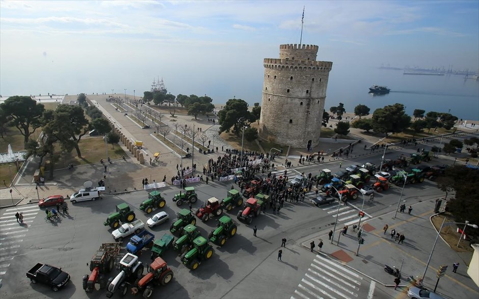 Στον Λευκό Πύργο παρατάχθηκαν τα τρακτέρ των αγροτών. Στον Λευκό Πύργο παρατάχθηκαν το μεσημέρι, τα τρακτέρ και τα αγροτικά οχήματα των αγροτών από τα μπλόκα στα διόδια Μαλγάρων και στον κόμβο Κουλούρας, αντιδρώντας στο νέο ασφαλιστικό σύστημα και την οικονομική πολιτική της κυβέρνησης. Οι αγρότες έχουν προγραμματίσει για το απόγευμα στις 18.00, σύσκεψη στα Μάλγαρα, στην οποία έχουν κληθεί όλοι οι αγρότες και οι κτηνοτρόφοι της περιοχής, με στόχο τη διαμόρφωση ενός κοινού μετώπου.