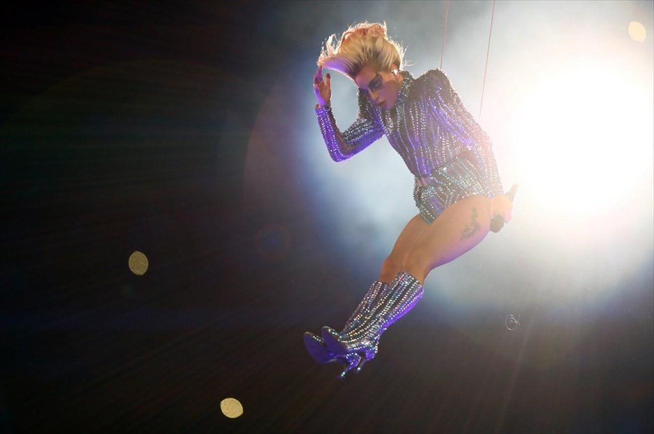 Η Lady Gaga στο Super Bowl LI. Η Lady Gaga κατά την εμφάνισή της στη σκηνή, στο ημίχρονο του αγώνα για το πρωτάθλημα του αμερικανικού ποδοσφαίρου (NFL) ανάμεσα στους Ατλάντα Φάλκονς και Νιού Ίνγκλαντ Πάτριοτς, στο στάδιο NRG στο Χιούστον.