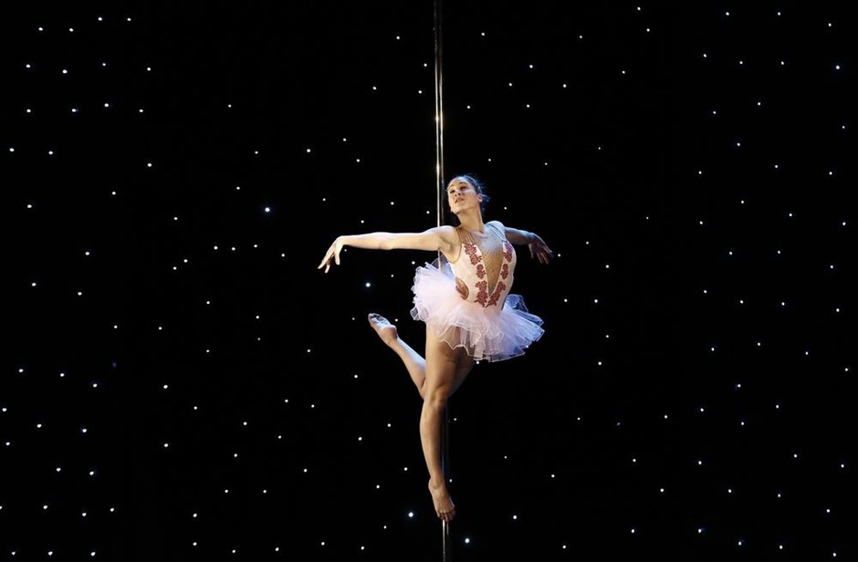 4ο Πανελλήνιο πρωτάθλημα pole dance. Αθλήτρια πραγματοποιεί επιδείξεις κατά τη διάρκεια του 4ου Πανελλήνιου πρωταθλήματος pole dance στο κολλέγιο Ψυχικού, στην Αθήνα.