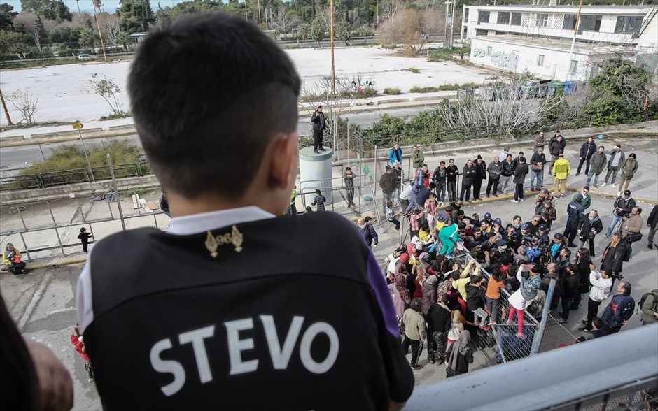 Ένταση κατά την επίσκεψη Μουζάλα στο Ελληνικό. 