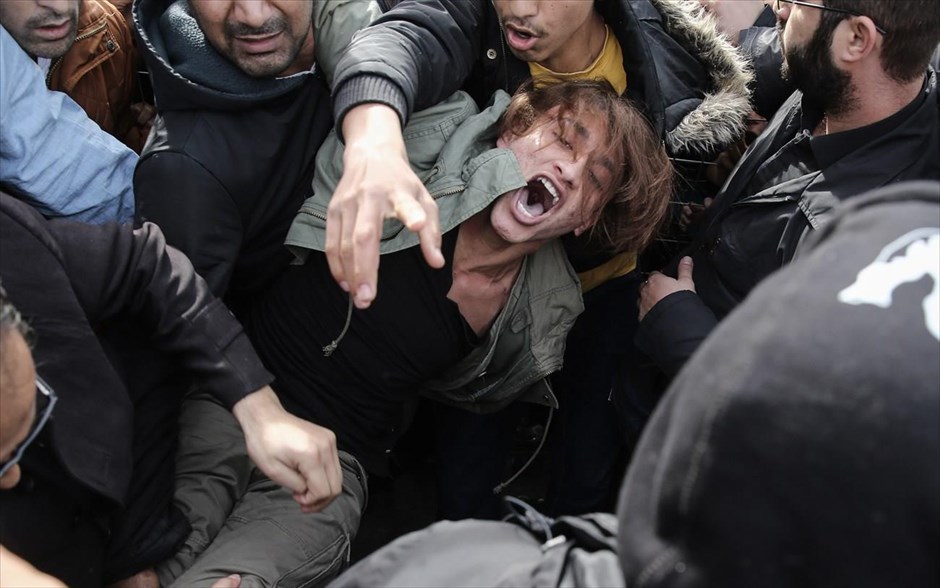 Ένταση κατά την επίσκεψη Μουζάλα στο Ελληνικό. 
