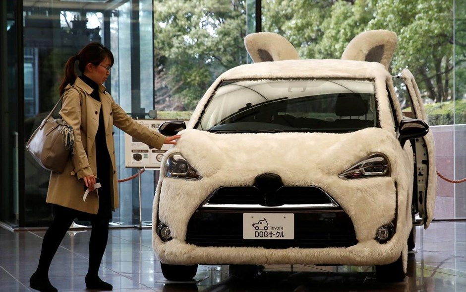 Στολή για... αυτοκίνητα!. Αυτοκίνητο μάρκας Toyota «φορά» στολή σκύλου σε έκθεση αυτοκινήτων στο Τόκυο της Ιαπωνίας.