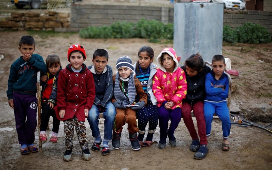 Ιράκ - Η γλυκόπικρη επανένωση του Αϊμάν με την Γιαζίντι οικογένειά του. Ο Αϊμάν (στο κέντρο) ποζάρει στο φωτογραφικό φακό με άλλα παιδιά, μετά την επιστροφή του στην οικογένειά του.