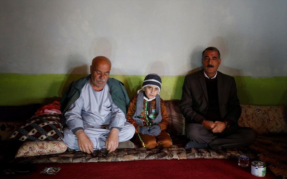 Ιράκ - Η γλυκόπικρη επανένωση του Αϊμάν με την Γιαζίντι οικογένειά του. Ο Αϊμάν με το θείο του Σαμίρ Ράσο Καλάφ (αριστερά). Ο θείος του μικρού αγοριού θεωρούσε ότι ο ανιψιός του είναι νεκρός, μέχρι που είδε μία ανάρτηση στο Facebook στις 28 Ιανουαρίου, ότι ένα παιδί Γιαζίντι με το όνομα Αϊμάν Αμίν Μπαρακάτ βρέθηκε. «Έμεινα άναυδος» ανέφερε. «Πρόκειται για θαύμα: επέστρεψε από τους νεκρούς».