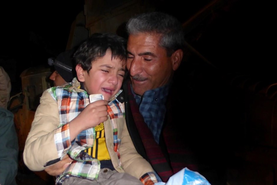 Ιράκ - Η γλυκόπικρη επανένωση του Αϊμάν με την Γιαζίντι οικογένειά του. Ο μικρός Αϊμάν κλαίει καθώς συναντά και πάλι τον ξάδερφό του, σε ένα σημείο ελέγχου στα κουρδικά σύνορα.