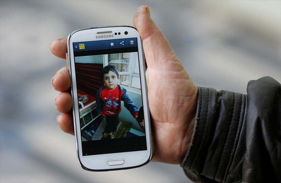 Ιράκ - Η γλυκόπικρη επανένωση του Αϊμάν με την Γιαζίντι οικογένειά του. Ο Αμπού Αχμέντ, δείχνει μία φωτογραφία του Αϊμάν στο κινητό του τηλέφωνο, στη Ρασιντίγια, βόρεια της Μοσούλης.