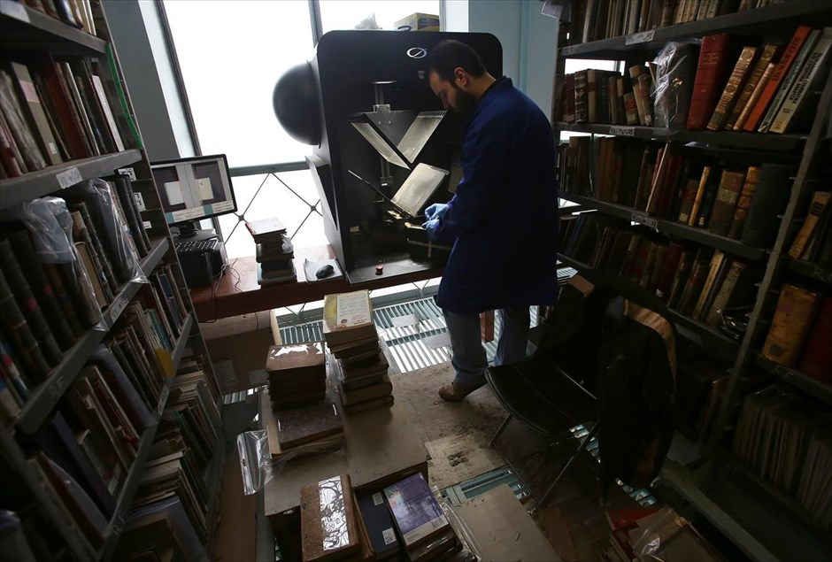 Εθνική βιβλιοθήκη . Υπάλληλος της Εθνικής Βιβλιοθήκης σκανάρει εξώφυλλα βιβλίων στο εργαστήριο συντήρησης των συλλογών.