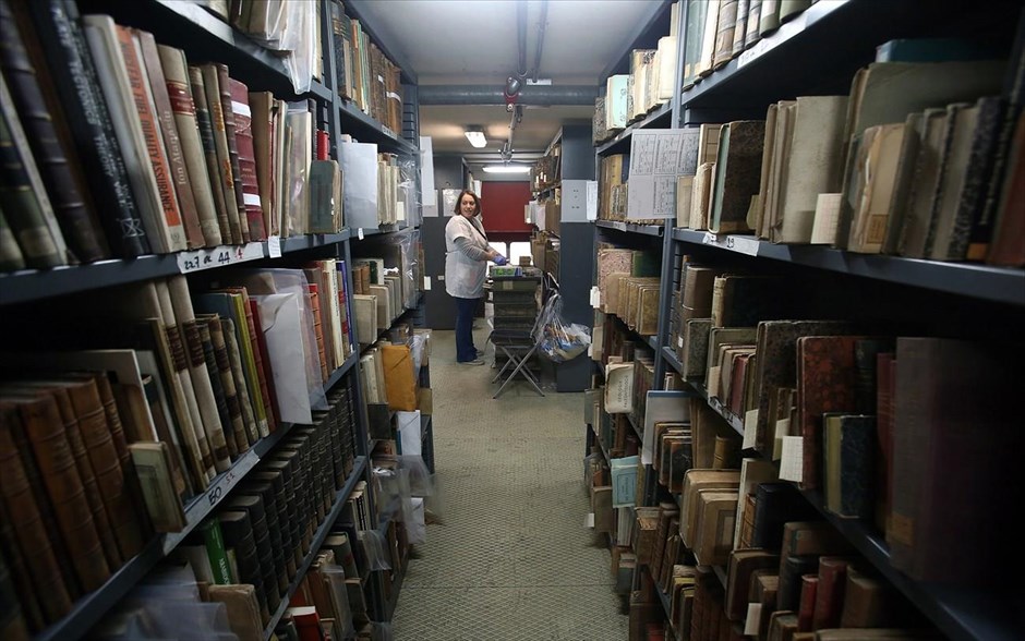 Εθνική βιβλιοθήκη . Η υπεύθυνη του εργαστηρίου συντήρησης των συλλογών της Εθνικής Βιβλιοθήκης, Χριστίνα Τσαρουχά, προετοιμάζει τις συλλογές των βιβλίων για την επικόλληση ετικετών.