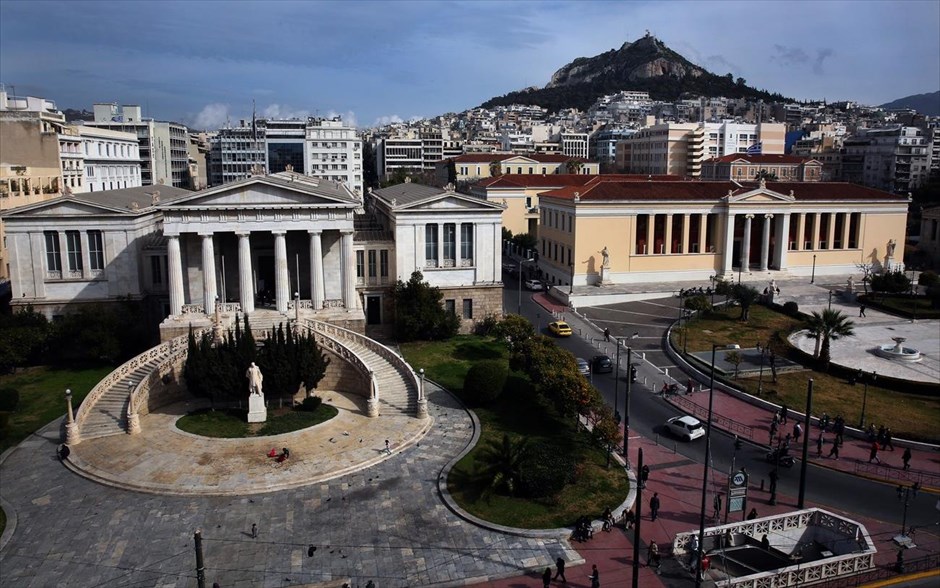 Εθνική βιβλιοθήκη . Εξωτερική άποψη του κτηρίου που στεγάζει την Εθνική Βιβλιοθήκη (Α) και το Καποδιστριακό Πανεπιστήμιο Αθηνών (Δ)