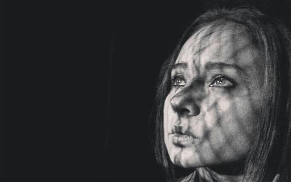 Η κλούβα. «Η κλούβα»: Έντονα πολιτική και κλειστοφοβική, η αλληγορία του Μοχάμεντ Ντιάμπ ήταν η πρόταση της Αιγύπτου για το Όσκαρ καλύτερης ξενόγλωσσης ταινίας. Οι Νέλι Καρίμ, Χάνι Αντέλ, Ταρίκ Αμπντέλ Αζίζ και Μαχμούντ Φάρες μάς μεταφέρουν στο Κάιρο του 2013, δύο χρόνια μετά την Αιγυπτιακή Επανάσταση. Στην αρχή της σειράς των γεγονότων που οδήγησαν στην ανατροπή του προέδρου Μόρσι, μια κλούβα της Αστυνομίας, μέσα στην οποία κρατούνται διαδηλωτές με εντελώς διαφορετικές πολιτικές και θρησκευτικές πεποιθήσεις, διασχίζει τις βίαιες διαδηλώσεις. Θα μπορέσουν οι κρατούμενοι να ξεπεράσουν τις διαφορές τους, προκειμένου να επιβιώσουν;
