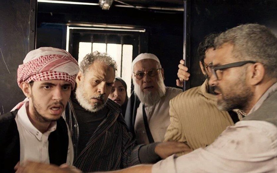 Η κλούβα. «Η κλούβα»: Έντονα πολιτική και κλειστοφοβική, η αλληγορία του Μοχάμεντ Ντιάμπ ήταν η πρόταση της Αιγύπτου για το Όσκαρ καλύτερης ξενόγλωσσης ταινίας. Οι Νέλι Καρίμ, Χάνι Αντέλ, Ταρίκ Αμπντέλ Αζίζ και Μαχμούντ Φάρες μάς μεταφέρουν στο Κάιρο του 2013, δύο χρόνια μετά την Αιγυπτιακή Επανάσταση. Στην αρχή της σειράς των γεγονότων που οδήγησαν στην ανατροπή του προέδρου Μόρσι, μια κλούβα της Αστυνομίας, μέσα στην οποία κρατούνται διαδηλωτές με εντελώς διαφορετικές πολιτικές και θρησκευτικές πεποιθήσεις, διασχίζει τις βίαιες διαδηλώσεις. Θα μπορέσουν οι κρατούμενοι να ξεπεράσουν τις διαφορές τους, προκειμένου να επιβιώσουν;