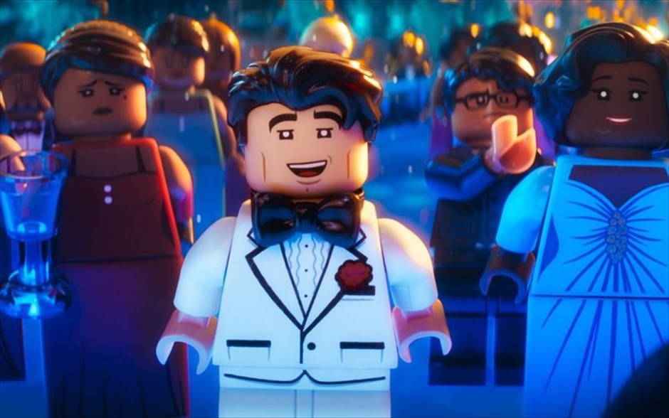  H ταινία LEGO Batman. «H ταινία LEGO Batman»: Διατηρώντας το τολμηρό χιούμορ που την έκανε παγκόσμιο φαινόμενο, η «Ταινία LEGO» επιστρέφει με πρωταγωνιστή της, αυτήν τη φορά, τον Μπάτμαν, μέσα από την περιπέτεια κινουμένων σχεδίων του Κρις ΜακΚέι. Στο Γκόθαμ, ζυμώνονται μεγάλες αλλαγές, κι αν ο LEGO Μπάτμαν θέλει να σώσει την πόλη από την εχθρική κατάληψη του Τζόκερ, πρέπει να αφήσει το μοτίβο του μοναχικού εκδικητή και να μάθει να συνεργάζεται με άλλους.