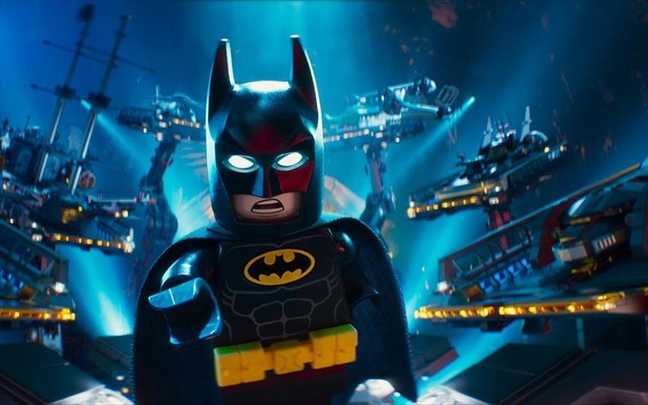  H ταινία LEGO Batman. «H ταινία LEGO Batman»: Διατηρώντας το τολμηρό χιούμορ που την έκανε παγκόσμιο φαινόμενο, η «Ταινία LEGO» επιστρέφει με πρωταγωνιστή της, αυτήν τη φορά, τον Μπάτμαν, μέσα από την περιπέτεια κινουμένων σχεδίων του Κρις ΜακΚέι. Στο Γκόθαμ, ζυμώνονται μεγάλες αλλαγές, κι αν ο LEGO Μπάτμαν θέλει να σώσει την πόλη από την εχθρική κατάληψη του Τζόκερ, πρέπει να αφήσει το μοτίβο του μοναχικού εκδικητή και να μάθει να συνεργάζεται με άλλους.