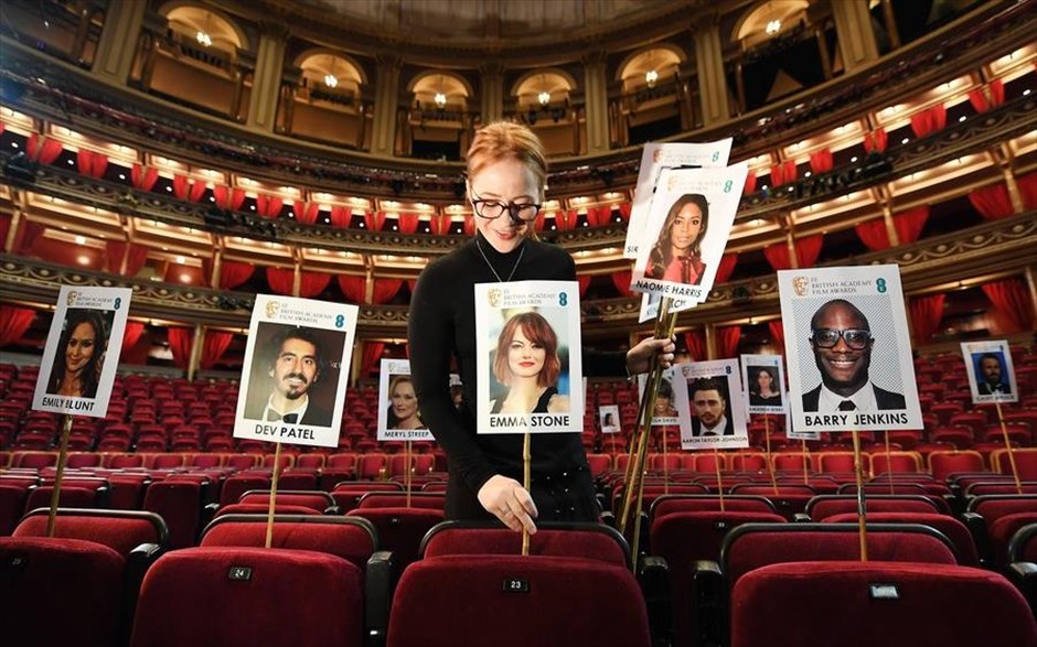 Προετοιμασία για τα βραβεία Bafta . Μία γυναίκα, μέλος του προσωπικού της εκδήλωσης των Bafta, τοποθετεί φωτογραφίες των υποψηφίων των βραβείων στις προκαθορισμένες θέσεις, στη Βασιλική Όπερα του Λονδίνου. Η τελετή απονομής των βραβείων Bafta θα λάβει χώρα στις 12 Φεβρουαρίου.