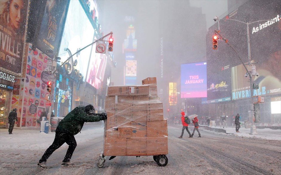 ΗΠΑ - χιονοθύελλα - χιόνι. Times Square, Μανχάταν, Νέα Υόρκη