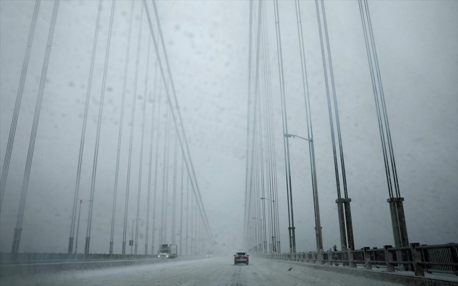 ΗΠΑ - χιονοθύελλα - χιόνι. Η γέφυρα Τζορτζ Ουάσιγκτον που συνδέει το Νιού Τζέρσεϊ με την πόλη της Νέας Υόρκης