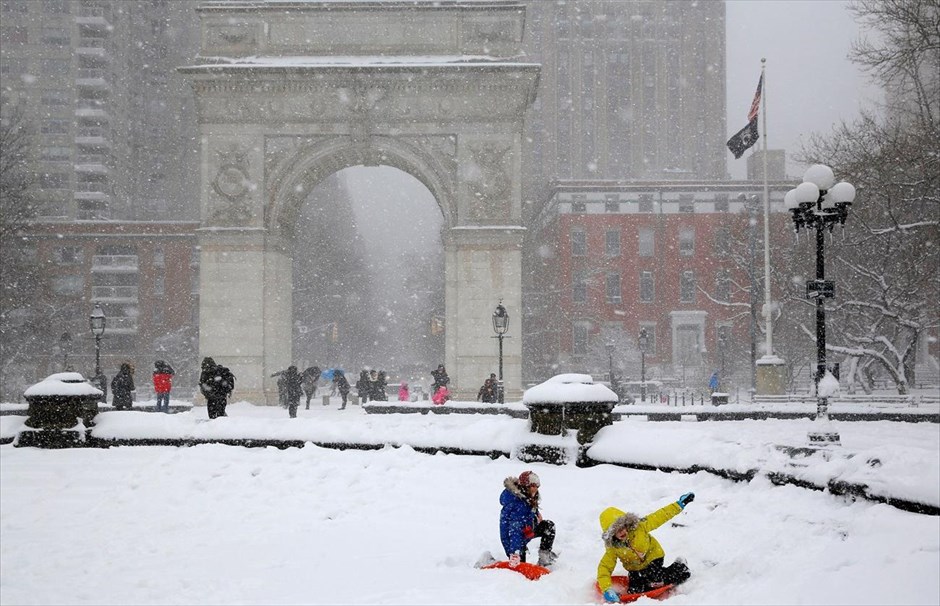 ΗΠΑ - χιονοθύελλα - χιόνι. Washington Square Park, Μανχάταν, Νέα Υόρκη