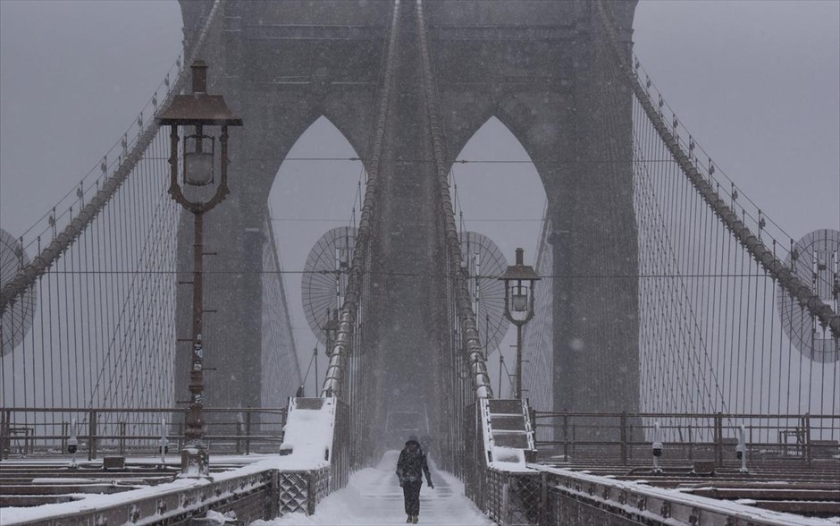 ΗΠΑ - χιονοθύελλα - χιόνι. Γέφυρα του Μπρούκλιν, Νέα Υόρκη