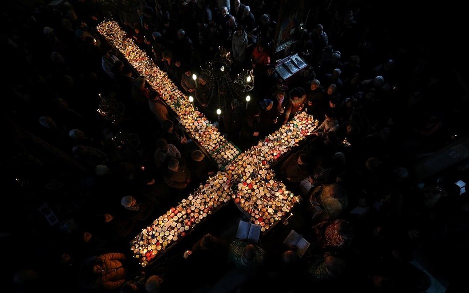 Θρησκευτική κατάνυξη στη Βουλγαρία. Πιστοί γιορτάζουν σε εκκλησία της Βουλγαρίας τον Άγιο Χαράλαμπο ο οποίος σύμφωνα με την παράδοση είναι ο προστάτης των μελισσοκόμων. Γι