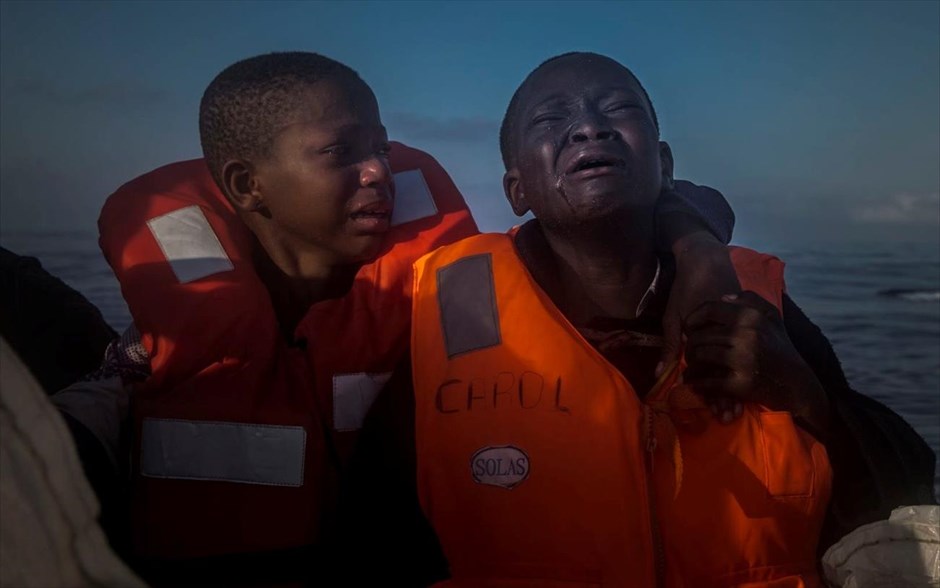 World Press Photo Awards 2017 - General News - Singles - 2 . Ο φωτογράφος Santi Palacios τιμήθηκε με το δεύτερο βραβείο στην κατηγορία «General News, Singles» για τη φωτογραφία&nbsp;στην οποία απεικονίζεται ένα 11χρονο κορίτσι από τη Νιγηρία (αριστερά), του οποίου η μητέρα πέθανε στη Λιβύη, να κλαίει δίπλα στον 10χρονο αδερφό της, πάνω σε ένα σκάφος διάσωσης ΜΚΟ.