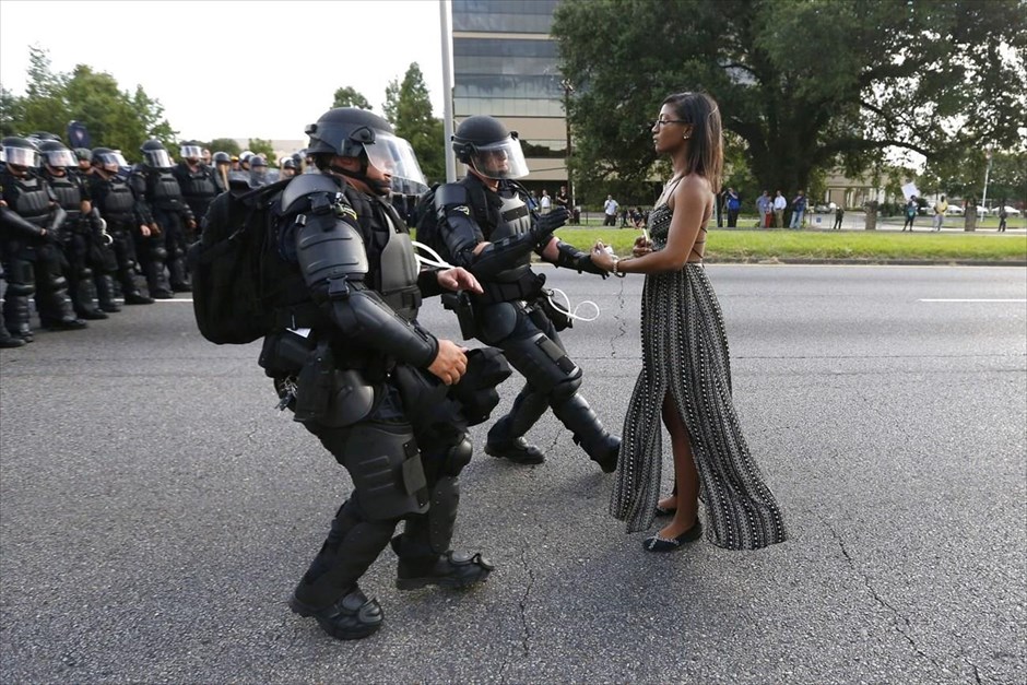 World Press Photo Awards 2017 - contemporary issues - Singles - 1. Η φωτογραφία του Jonathan Bachman από τη σύλληψη της Ιέσια Έβανς, κατά τη διάρκεια διαδήλωσης στο Μπατόν Ρουζ της Λουιζιάνα, ύστερα από τη δολοφονία του 37χρονου Άλτον Στέρλινγκ από πυρά αστυνομικών, κέρδισε το πρώτο βραβείο στην κατηγορία «Contemporary Issues, Singles».