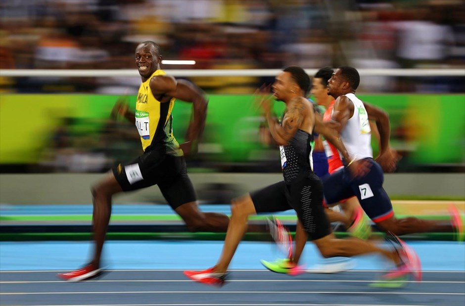 World Press Photo Awards 2017 - Sports, Singles - 3. Ο Τζαμαϊκανός σπρίντερ Γιουσέιν Μπολτ κοιτά τον Αντρέ ντε Γκρας, κατά τη διάρκεια της κούρσας των ημιτελικών των 100 μ. στους Ολυμπιακούς αγώνες του Ρίο ντε Τζανέιρο. Τρίτη θέση στην κατηγορία «Sports, Singles» για τον Kai Pfaffenbach.