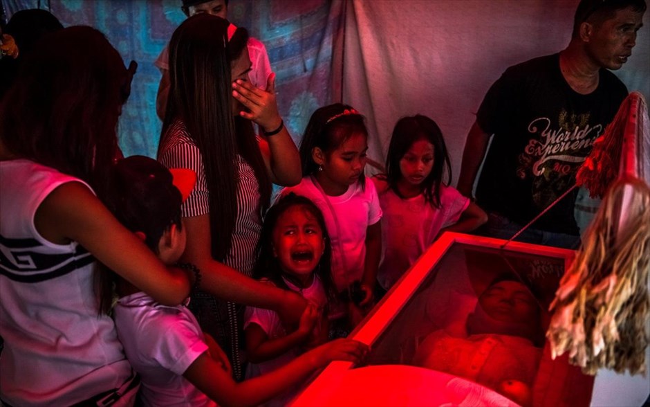World Press Photo Awards 2017 - General News - Stories - 1 . Ο φωτογράφος Daniel Berehulak των&nbsp;New York Times τιμήθηκε με το πρώτο βραβείο στην κατηγορία «General News, Stories» για τη φωτογραφία, στην οποία απεικονίζεται η εξάχρονη Τζίμτζι, η οποία κλαίει φωνάζοντας «μπαμπά», πριν απομακρύνουν τη σορό του πατέρα της, Τζίμποϊ Μπολάσα, κατά τη διάρκεια της αγρυπνίας, στο νεκροταφείο Ναβότας στη Μανίλα. Άγνωστοι απήγαγαν τον Μπολάσα και έναν φίλο του ένα βράδυ και μία ώρα αργότερα τα πτώματά τους, με έντονα τα σημάδια βασανισμών και τραύματα από πυροβολισμούς, βρέθηκαν κάτω από μία γέφυρα. Η αστυνομία ισχυρίστηκε ότι οι άντρες ήταν έμποροι ναρκωτικών.